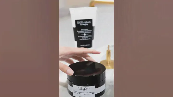 ZOOM ON || The silky balm texture of the Restructuring Nourishing Balm is unlike any other.